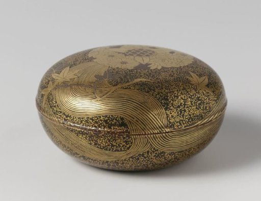 Incense box decorated with chrysanthemum and maple leaves