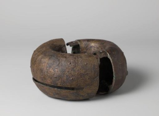 Ankle band, decorated with concentric circles