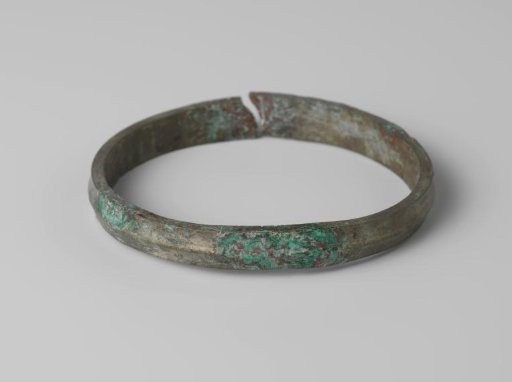 Anklet, without decoration with some inlays