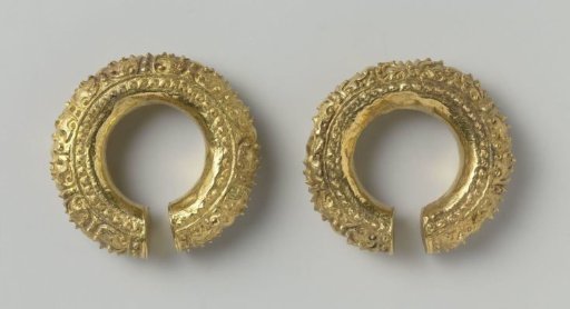 Pair of earrings