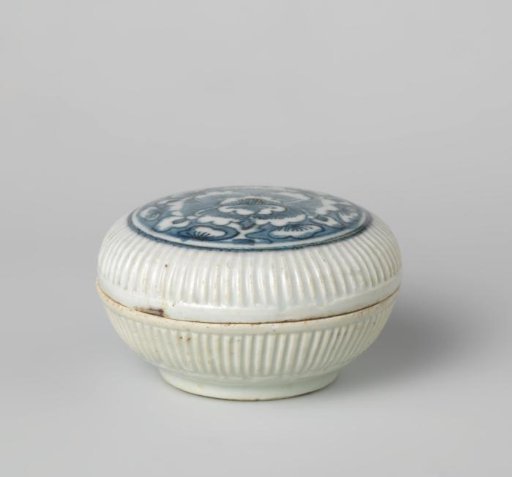 Round box with ribbed sides