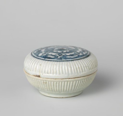 Round box with ribbed sides and a flower in the cover