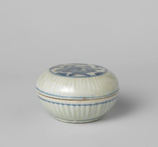 Round box with ribbed sides
