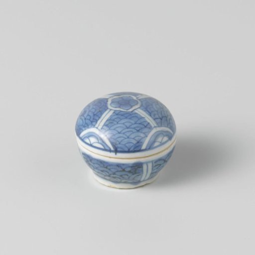 Round box with a wave pattern and blossoms