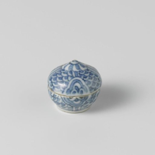 Round box with a wave pattern and blossoms