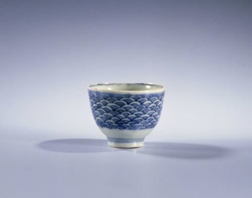 Straight-sided cup with a wave pattern
