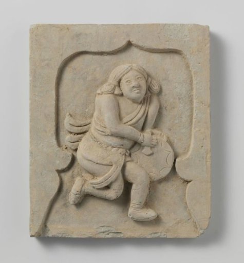 Tile with a representation of a drum player