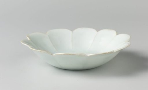 Saucer-dish in the shape of a flower