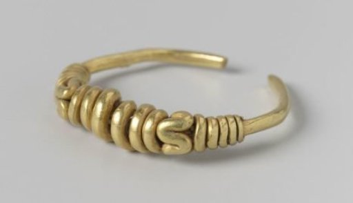 Ring of twisted gold thread