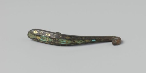 Belt hook with inlaid motifs in gold, silver and turquoise