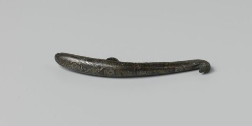 Belt hook with decoration of arabesques, spirals and fine points