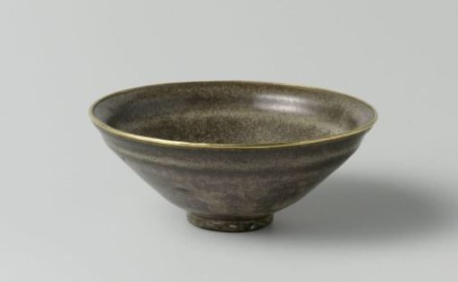 Tea bowl with a grey brown glaze