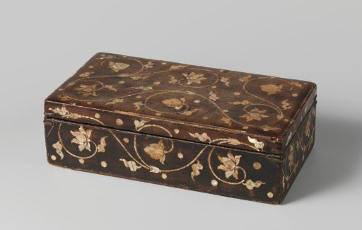 Lacquer box with inner tray and lid