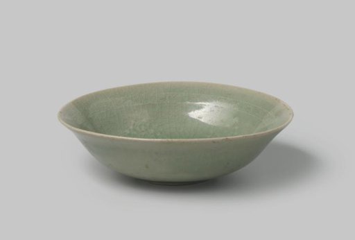 Bowl with a green glaze