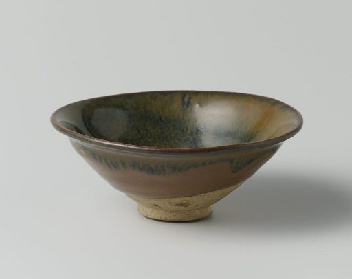 Tea bowl with a bluish brown glaze
