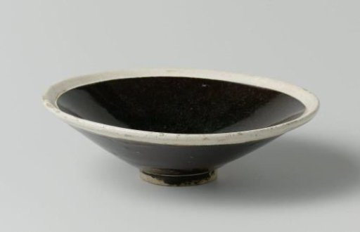 Shallow tea bowl with a brown glaze and white rim