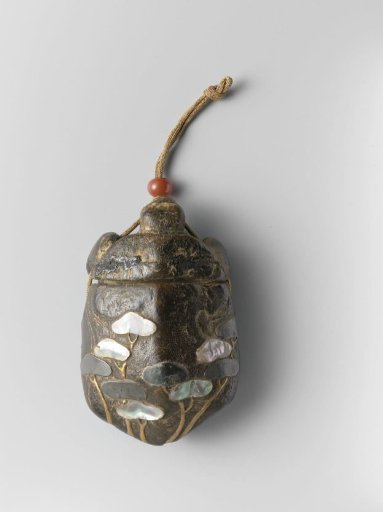Inro in the shape of a tortoise