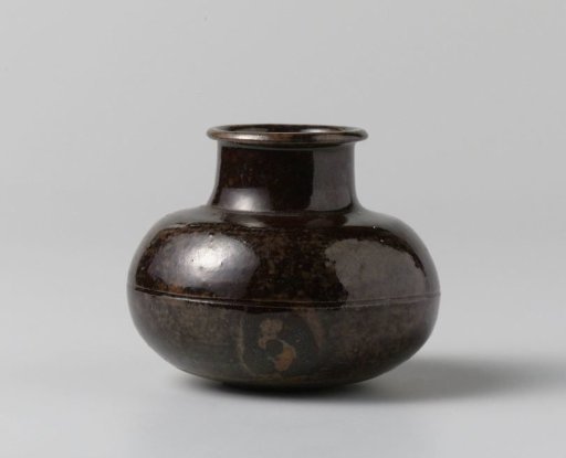 Tea caddy with a redbrown glaze