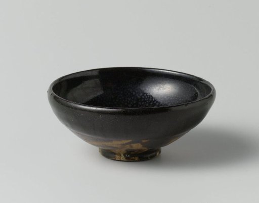 Tea bowl with a brownish black glaze
