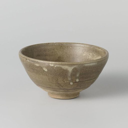 Tea bowl with a grey brown glaze
