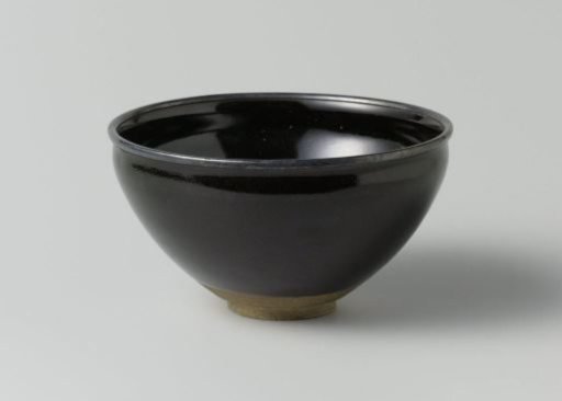 Tea bowl with a brownish black glaze
