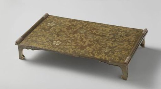 Writing table with clan crests (mon)