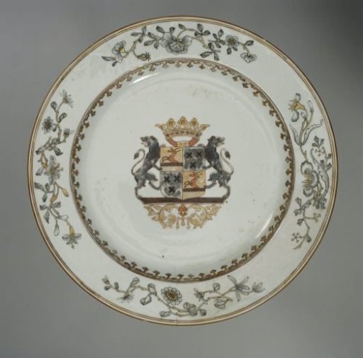 Plate with a crowned coat of arms with a lion on either side