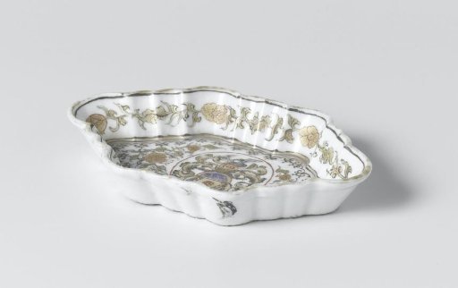 Spoon tray with a coat of arms and floral scrolls