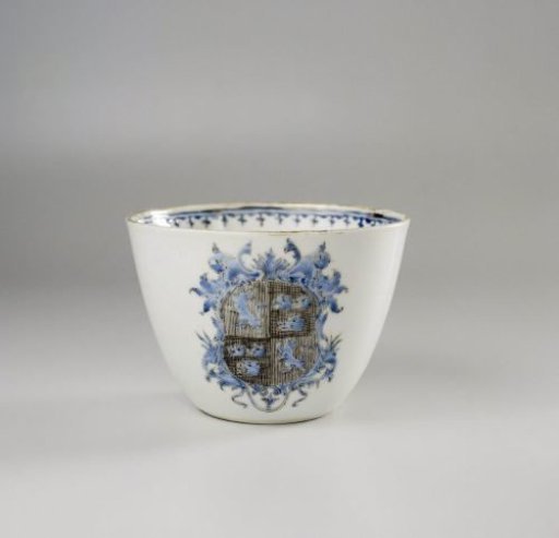 Cup with a coat of arms and a spearhead-border