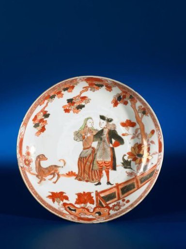 Saucer-dish with a Dutch couple and a dog in a fenced garden