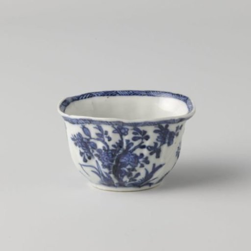 Cup in the shape of a leaf