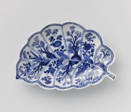 Saucer in the shape of a leaf