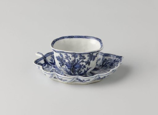 Cup with saucer in the shape of a leaf