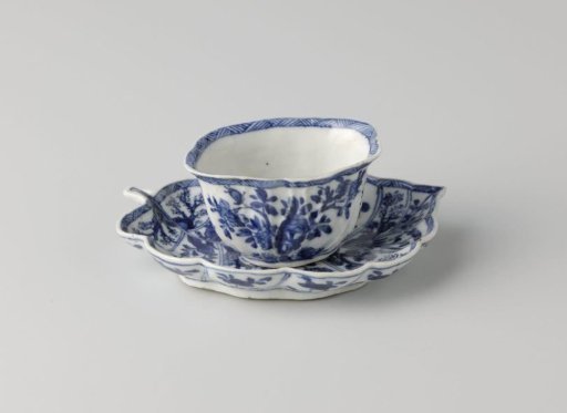 Cup with saucer in the shape of a leaf