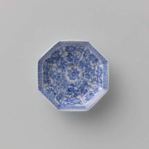 Octagonal saucer with lotus scrolls