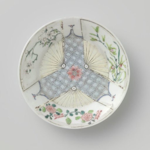 Saucer with three fans with flower sprays