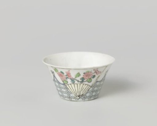 Cup with three fans with flower sprays
