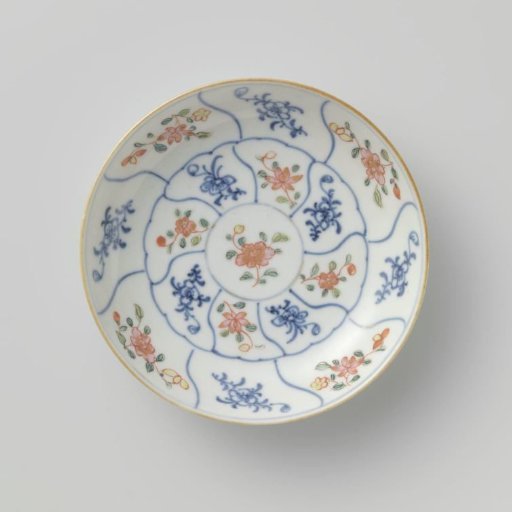 Saucer with petal-shaped panels with flower sprays
