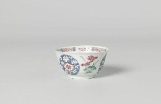 Bell-shaped cup with lotus plants and roundels with chrysanthemum scrolls