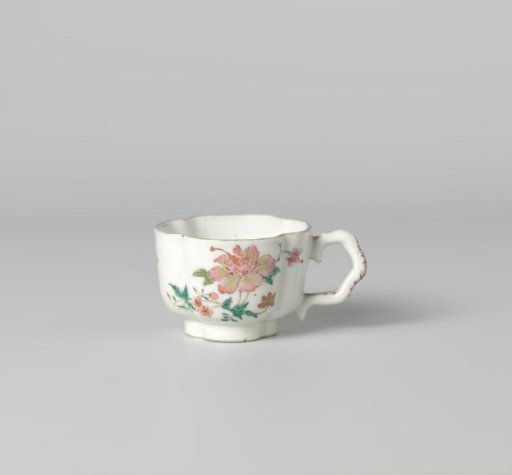 Four-lobed cup with handle with flower sprays and butterflies