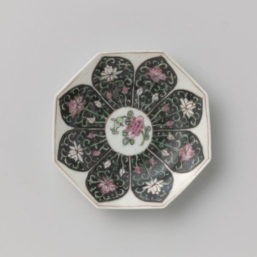 Hexagonal saucer with petal-shaped panels with flower scrolls