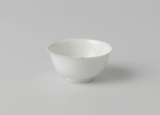 Bell-shaped cup with lightly moulded flower petals