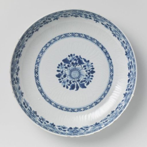 Saucer-dish with flower sprays and incised flower petals
