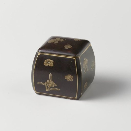 Square box, black lacquer with straw flowers in makie