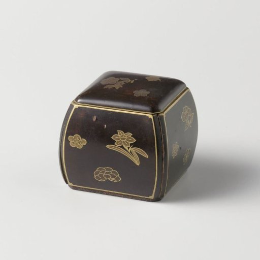 Square box, black lacquer with straw flowers in gold-makie