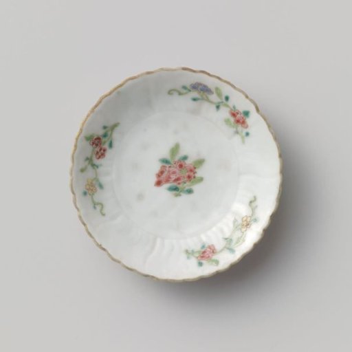 Saucer in the shape of a flower