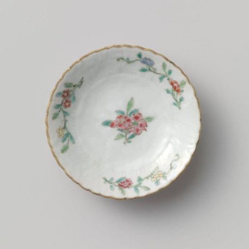 Saucer in the shape of a flower