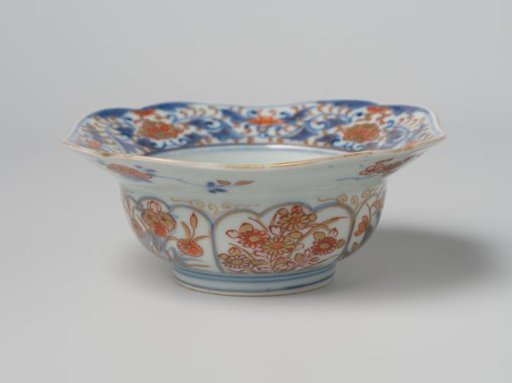 Bowl of Imari porcelain with flat lobed rim