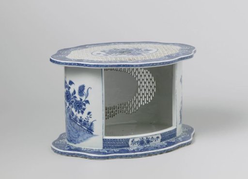 Oval stove with pierced sides and FitzHugh border