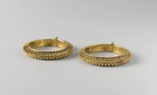 Pair of bracelets and two necklaces